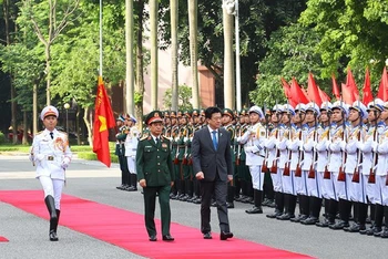 Bộ trưởng Kihara Minoru và Bộ trưởng Phan Văn Giang duyệt Đội Danh dự Quân đội nhân dân Việt Nam. 