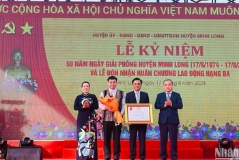 Trao tặng Huân chương Lao động hạng Ba cho cán bộ và nhân dân huyện Minh Long