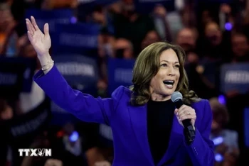 Phó Tổng thống Mỹ Kamala Harris phát biểu tại Đại hội toàn quốc của đảng Dân chủ ở thành phố Chicago, bang Illinois ngày 20/8. (Ảnh: Reuters/TTXVN)