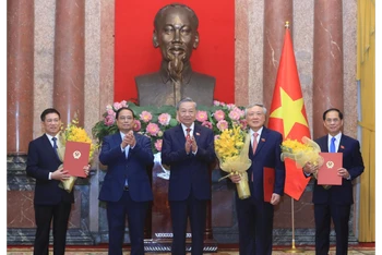 Tổng Bí thư, Chủ tịch nước Tô Lâm trao Quyết định bổ nhiệm, Thủ tướng Phạm Minh Chính tặng hoa chúc mừng các Phó Thủ tướng Nguyễn Hòa Bình, Bùi Thanh Sơn và Hồ Đức Phớc. (Ảnh: Lâm Khánh/TTXVN)