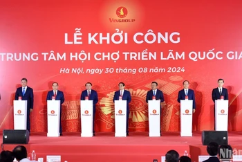 Thủ tướng Phạm Minh Chính và các đồng chí lãnh đạo, đại biểu thực hiện nghi thức khởi công. (Ảnh: Trần Hải)