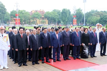 Các đồng chí lãnh đạo, nguyên lãnh đạo Đảng, Nhà nước tưởng nhớ Chủ tịch Hồ Chí Minh. (Ảnh: An Đăng/TTXVN)