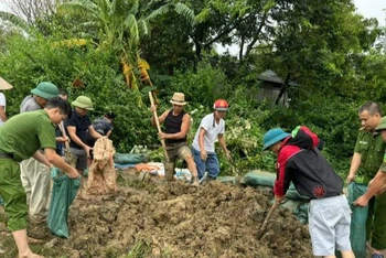 Công an huyện Chương Mỹ đã có mặt tại khu vực ngập úng cùng người dân phòng, chống hạn chế thấp nhất hậu quả do mưa lũ gây ra.