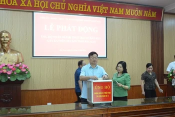 Bí thư Tỉnh ủy Bắc Kạn Hoàng Duy Chinh đóng góp ủng hộ nhân dân bị thiệt hại do thiên tai. (Ảnh: TUẤN SƠN)