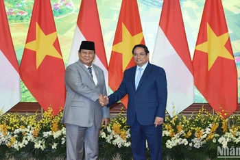 Thủ tướng Phạm Minh Chính và Tổng thống đắc cử Indonesia Prabowo Subianto. (Ảnh: Trần Hải)