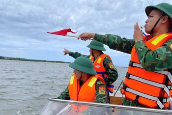 Các Đồn Biên phòng tuyến biển tổ chức các đội, tổ công tác để kêu gọi, hướng dẫn tàu thuyền của ngư dân vào tránh trú bão an toàn.