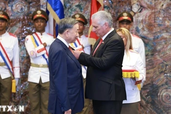 Bí thư thứ nhất Đảng Cộng sản Cuba, Chủ tịch Cuba Miguel Diaz Canel Bermudez trao tặng Huân chương Jose Marti cho Tổng Bí thư, Chủ tịch nước Tô Lâm. (Ảnh: Lâm Khánh/TTXVN)