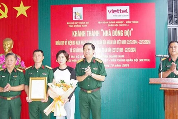 Đại diện lãnh đạo Bộ Chỉ huy Quân sự tỉnh Quảng Nam và Tập đoàn Viettel, chi nhánh Quảng Nam trao Nhà đồng đội, chúc mừng gia đình Thiếu tá Lê Xuân Dự.