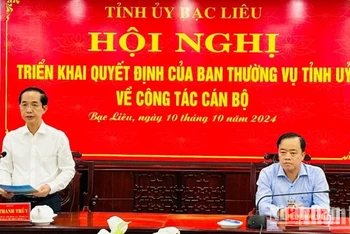 Đồng chí Hồ Thanh Thủy, Trưởng Ban Tổ chức Tỉnh ủy Bạc Liêu công bố quyết định của Ban Thường vụ Tỉnh ủy Bạc Liêu về việc điều động, luân chuyển cán bộ. (Ảnh: TRỌNG DUY) 