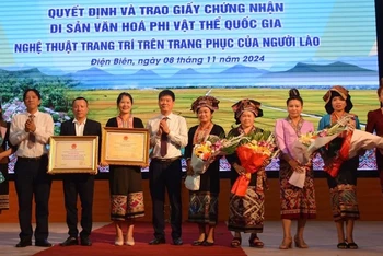 Đồng chí Nguyễn Thái Bình, Chủ tịch Ủy ban nhân dân huyện Điện Biên và đại diện lãnh đạo Sở Văn hóa, Thể thao và Du lịch Điện Biên trao Bằng công nhận Di sản văn hóa phi vật thể quốc gia Nghệ thuật trang trí trên trang phục của người Lào, cho cộng đồng dân tộc Lào ở hai huyện: Điện Biên và Điện Biên Đông.