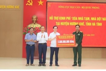 Đại diện lãnh đạo huyện Hương Khê nhận biểu trưng quà tặng từ các đơn vị tài trợ.