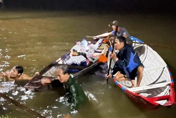  Ba người trong một gia đình bị ngã xuống nơi nước sâu, được ứng cứu đưa vào bờ an toàn trong đêm. (Ảnh: CA)