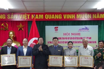 Ông Nguyễn Hữu Oanh, Phó Chủ tịch Hội Hỗ trợ gia đình liệt sĩ Việt Nam trao tặng Bằng khen cho các cá nhân tiêu biểu. 