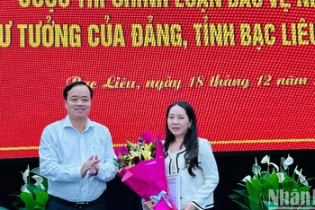 Đồng chí Huỳnh Quốc Việt, Ủy viên dự khuyết Trung ương Đảng, Phó Bí thư Thường trực Tỉnh ủy Bạc Liêu, trao giải Nhất cuộc thi chính luận Bảo vệ nền tảng tư tưởng của Đảng cho tác giả Tuyết Thanh (Báo Bạc Liêu). (Ảnh: TRỌNG DUY)