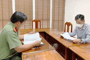 Cán bộ Phòng An ninh chính trị nội bộ Công an tỉnh Quảng Nam làm việc với ông T.R.