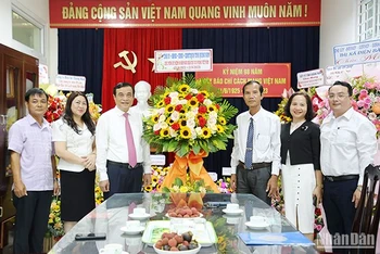 Lãnh đạo tỉnh Quảng Nam tặng hoa, chúc mừng Văn phòng đại diện Báo Nhân Dân tại Quảng Nam 