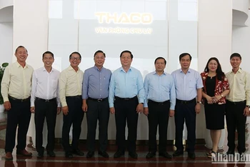 Đồng chí Nguyễn Trọng Nghĩa (giữa) dẫn đầu Đoàn công tác Ban Tuyên giáo Trung ương tham quan Khu công nghiệp Thaco Chu Lai.
