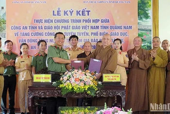 Công an tỉnh Quảng Nam và Giáo hội Phật giáo Việt Nam tỉnh Quảng Nam ký kết chương trình phối hợp tuyên truyền.