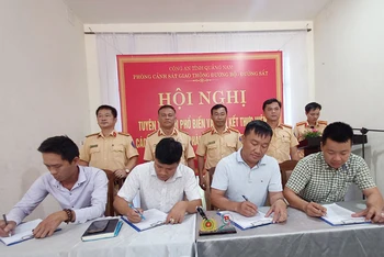 Chủ doanh nghiệp vận tải trên địa bàn tỉnh Quảng Nam ký cam kết thực hiện các quy định của pháp luật về trật tự an toàn giao thông đường bộ.