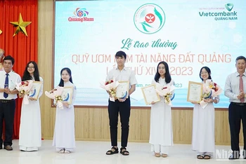 Quỹ ươm mầm tài năng đất Quảng trao thưởng cho các học sinh, sinh viên, thanh niên xuất sắc tiêu biểu.