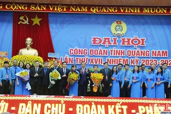 Lãnh đạo Trung ương và tỉnh Quảng Nam tặng hoa chúc mừng Ban Chấp hành mới.