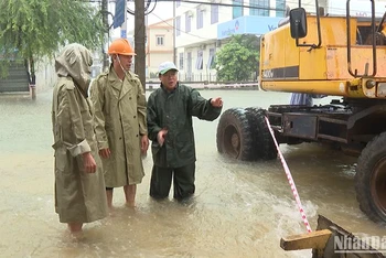 Chiều 15/10, Phó Chủ tịch Ủy ban nhân dân tỉnh Quảng Nam Hồ Quang Bửu kiểm tra tình hình ngập lụt, sơ tán dân tại phường Phước Hòa (thành phố Tam Kỳ).