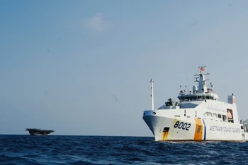 Tàu Cảnh sát biển 8002 tiếp tục tìm kiếm, cứu hộ ngư dân gặp nạn trên biển.