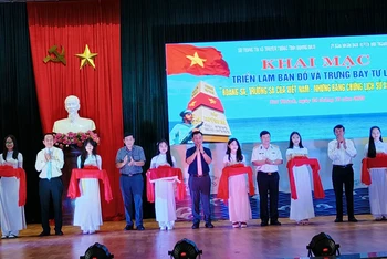 Cắt băng khai mạc Triển lãm bản đồ và trưng bày tư liệu với chủ đề "Hoàng Sa, Trường Sa của Việt Nam - Những bằng chứng lịch sử và pháp lý".