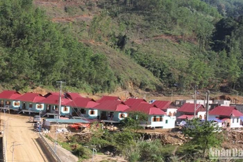 Hàng chục nhà dân tại Khu dân cư Bằng La (xã Trà Leng, huyện Nam Trà My) được xây dựng từ nguồn xã hội hóa.