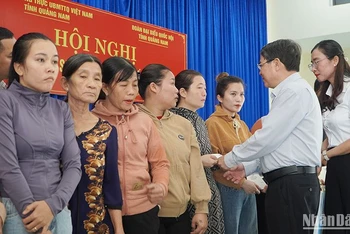 Phó Chủ tịch Quốc hội Nguyễn Đức Hải trao quà tặng cho các gia đình ở huyện Núi Thành có người thân tử vong, mất tích trong 2 vụ chìm tàu trên biển.