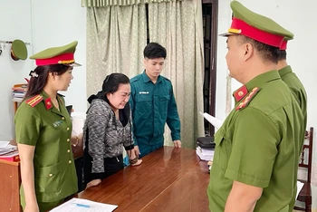Công an đọc lệnh bắt tạm giam đối với Trương Thị Tố Trinh.