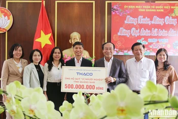 Tổng Giám đốc THACO AUTO Nguyễn Quang Bảo (đứng giữa) trao hỗ trợ cho Quỹ "Vì người nghèo" tỉnh Quảng Nam