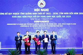 Phó Thủ tướng Trần Lưu Quang trao quyết định phê duyệt Quy hoạch tỉnh Quảng Nam thời kỳ 2021-2030, tầm nhìn đến năm 2050 cho tỉnh Quảng Nam