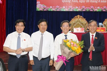 Lãnh đạo tỉnh Quảng Nam chúc mừng đồng chí Trần Nam Hưng giữ chức Phó Chủ tịch Ủy ban nhân dân tỉnh nhiệm kỳ 2021-2026.