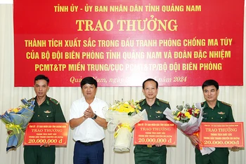 Bí thư Tỉnh ủy Quảng Nam Lương Nguyễn Minh Triết trao thưởng các tập thể có thành tích xuất sắc trong quá trình đấu tranh, bắt giữ gần 200kg ma túy từ Lào về Việt Nam.