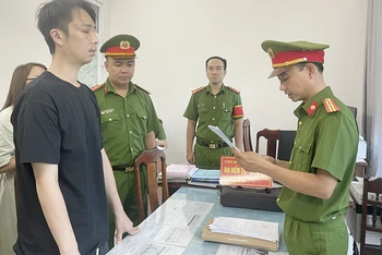 Cơ quan Cảnh sát điều tra Công an tỉnh Quảng Nam thi hành các quyết định đối với ông Chong Fu Kit.