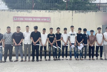 Cơ quan Cảnh sát điều tra Công an thị xã Điện Bàn thi hành lệnh bắt tạm giam đối với 15 đối tượng về hành vi “gây rối trật tự công cộng”.