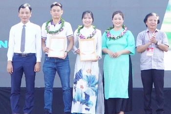 Tuyên dương, khen thưởng các dự án đoạt giải Nhất cuộc thi Tìm kiếm tài năng khởi nghiệp Quảng Nam 2024.