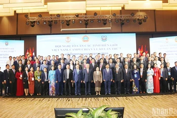 Các đại biểu dự Hội nghị Tòa án các tỉnh biên giới Việt Nam, Campuchia và Lào lần thứ 7