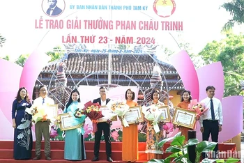 Lãnh đạo thành phố Tam Kỳ trao Giải thưởng Phan Châu Trinh cho các cá nhân có thành tích xuất sắc.