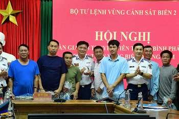 Vùng Cảnh sát biển 2 bàn giao các thuyền viên cho lực lượng biên phòng 