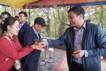 Chủ tịch UBND tỉnh Hải Dương Triệu Thế Hùng phát ngũ cốc cho nhân dân và du khách dự lễ tế.
