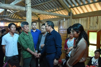 Đồng chí Khuất Việt Hùng cùng đoàn công tác thăm hỏi các gia đình có nạn nhân tử vong trong vụ tai nạn giao thông.