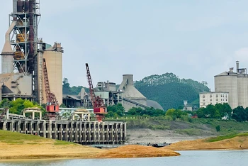 Bến cảng nhập đá trắng làm nguyên liệu xi măng của Công ty cổ phần xi măng Yên Bình bị cạn do nước hồ xuống dưới mực nước chết.