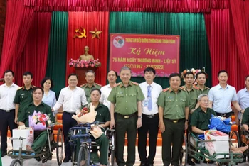 Bộ trưởng Công an Tô Lâm, Bí thư Tỉnh ủy Bắc Ninh Nguyễn Anh Tuấn và các đại biểu tặng quà cho các thương, bệnh binh tại Trung tâm Điều dưỡng Thương binh Thuận Thành.