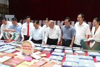 Các đại biểu tham quan trưng bày "Cách mạng Tháng Tám - Mốc son thời đại" tại Thư viện tỉnh Bắc Ninh.