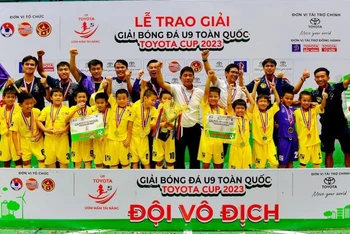 Ban Tổ chức trao Cup vô địch cho U9 Câu lạc bộ Bóng đá Hà Nội.