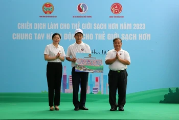 Trung ương Hội Nông dân Việt Nam trao hỗ trợ xây dựng mô hình Thu gom bao gói thuốc bảo vệ thực vật cho Hội Nông dân xã Nhân Thắng, huyện Gia Bình. 