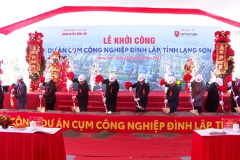Các đại biểu tiến hành nghi thức khởi công dự án cụm công nghiệp Đình Lập, tỉnh Lạng Sơn.