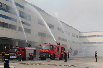 Lực lượng Cảnh sát phòng cháy chữa cháy và cứu nạn, cứu hộ Công an tỉnh Hà Nam huy động cán bộ, chiến sĩ, phương tiện thực hiện phương án chữa cháy và cứu nạn, cứu hộ. (Ảnh: Nguyễn Khánh)